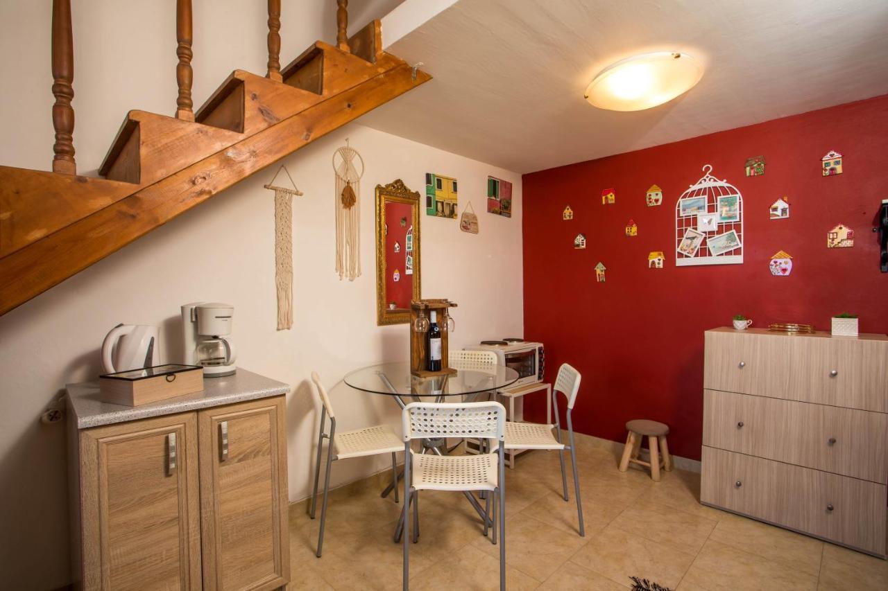 Anna'S House Apartment Chalki Town ภายนอก รูปภาพ